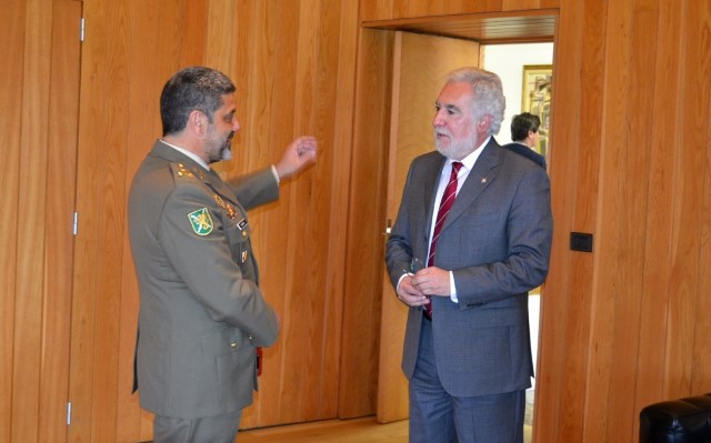 O novo xeneral xefe da Forza Loxística Operativa visita o Parlamento logo da súa toma de posesión